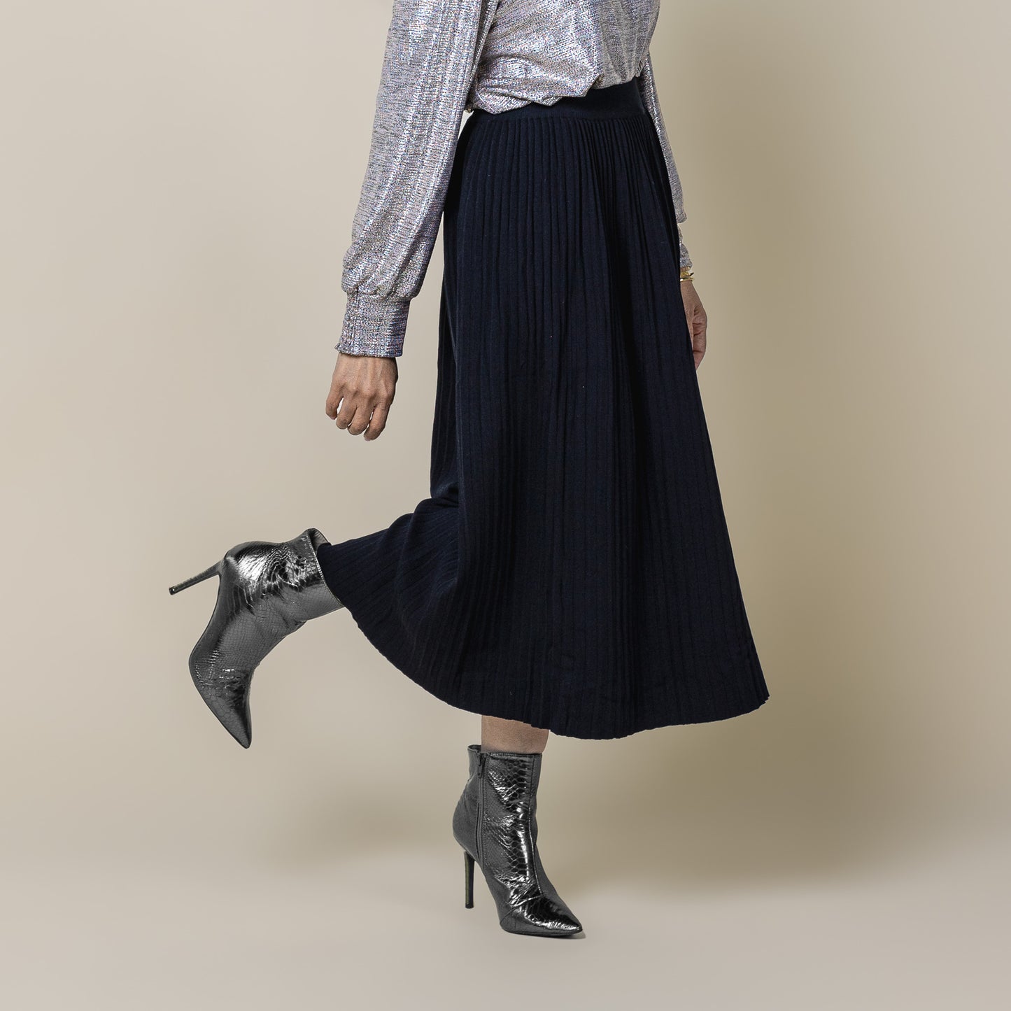 Knit Pleated Midi Skirt Black